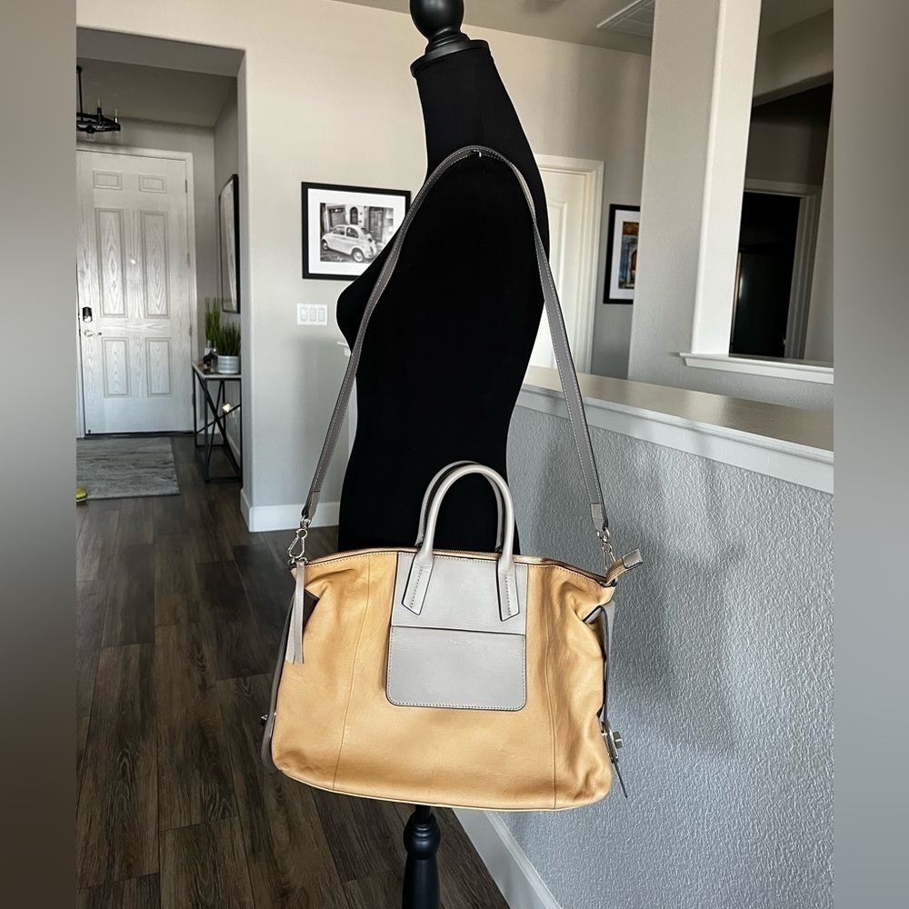 Vince CAMUTO DAVIA SATCHEL - 100% Leather - PRISTINE CONDITION - Picture 3 of 16